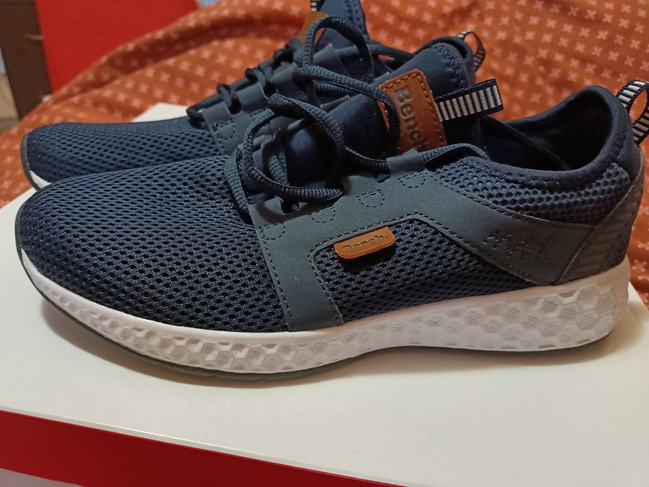 Pantofi sport noi, firma Bench , marimea 39