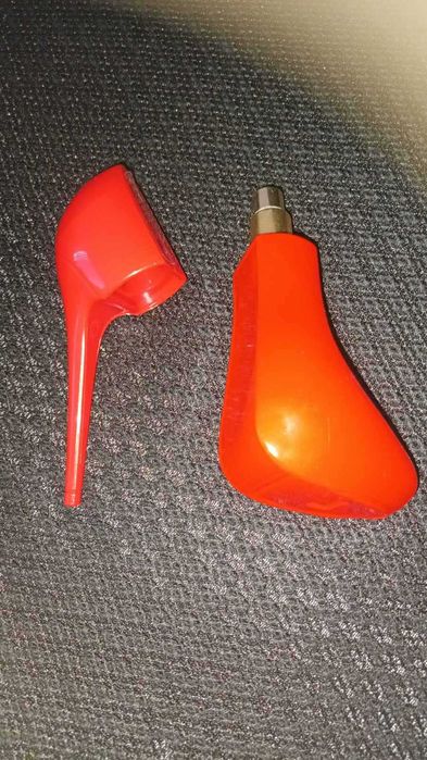 Парфюм под формата на обувка/червена/