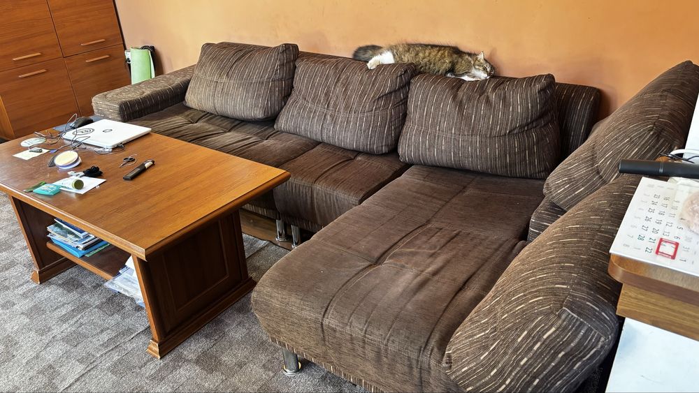 Диван и холна маса