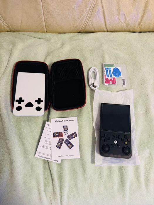 Consola gaming R36 Max portabila cu card de 64 gb inclus si jocuri