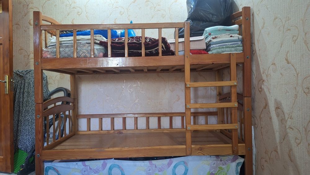Krovat xolati yaxshi. Adelni qilib ikkiga bulsa xam buladi.Raz: 220.80