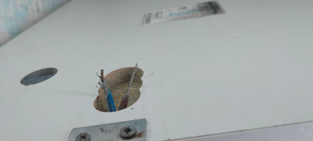 Шкафчик с зеркалом в ванную