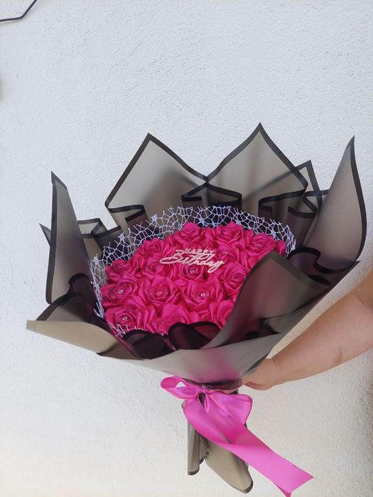 Букет от вечни сатенени рози