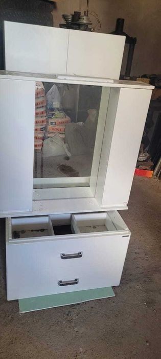 Продам тумбу и зеркало в ванную комнату.