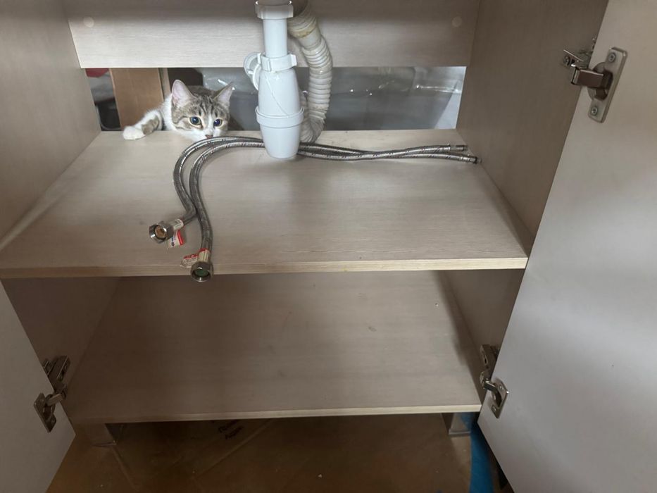 Раковина с тумбой и зеркалом