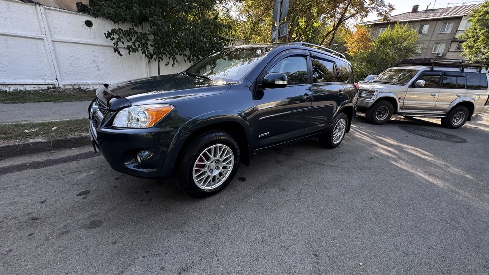 Тойота Рав-4 2012 год