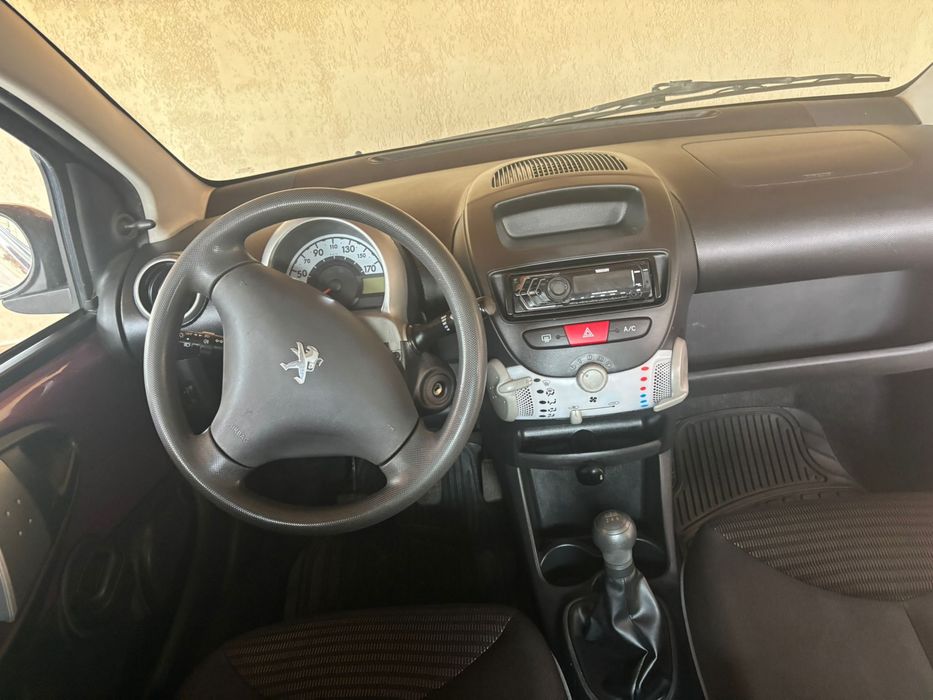 Vând Peugeot 107