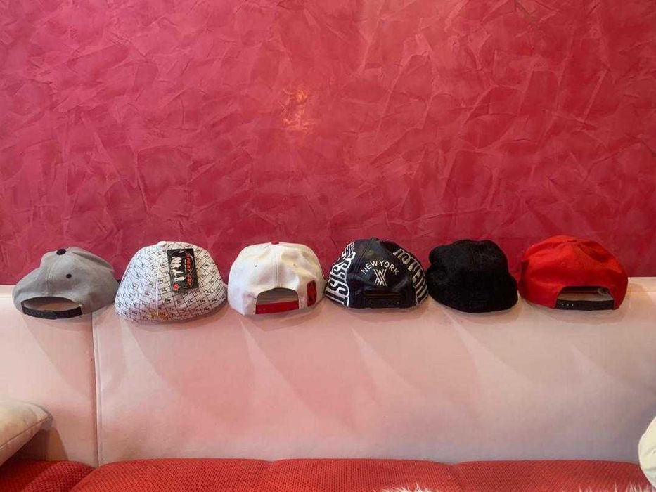 vand diferite modele de sepci snapback