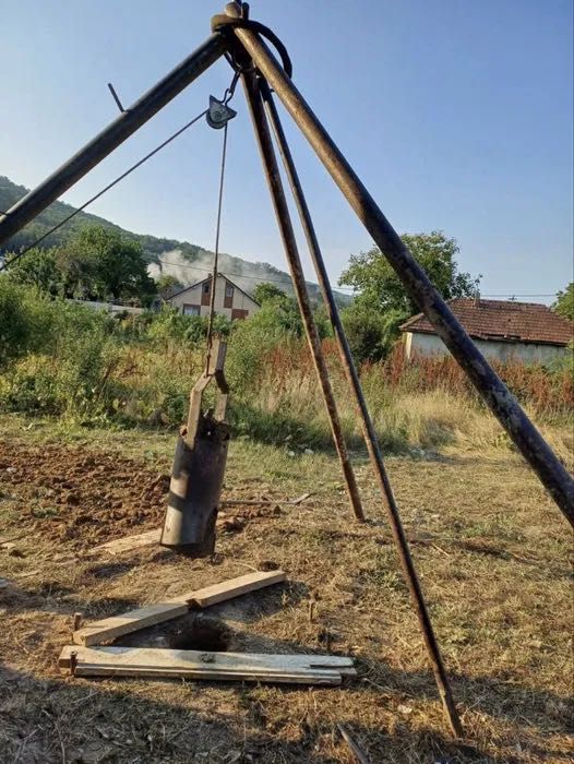 Executam foraje/ fântâni de mica adâncime si împrejmuire teren provizorie, la preț bun
