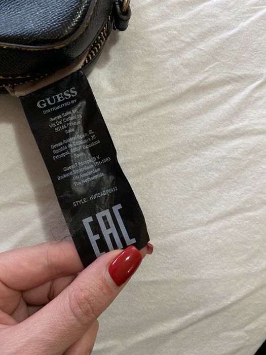 Дамска чанта на Guess