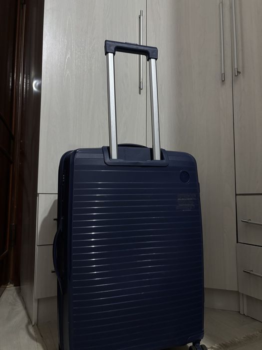 Вместительный чемодан новый