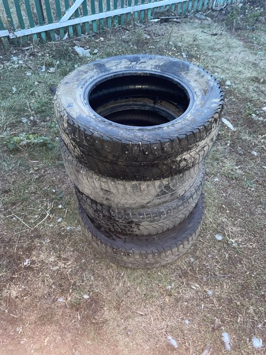 Продам шины зимние комплект 15