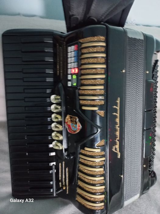 Vînd acordeon cu midi cu greutatea de 5kg cu cel mai nou sitem midii cu telecomanda verde cu wireless