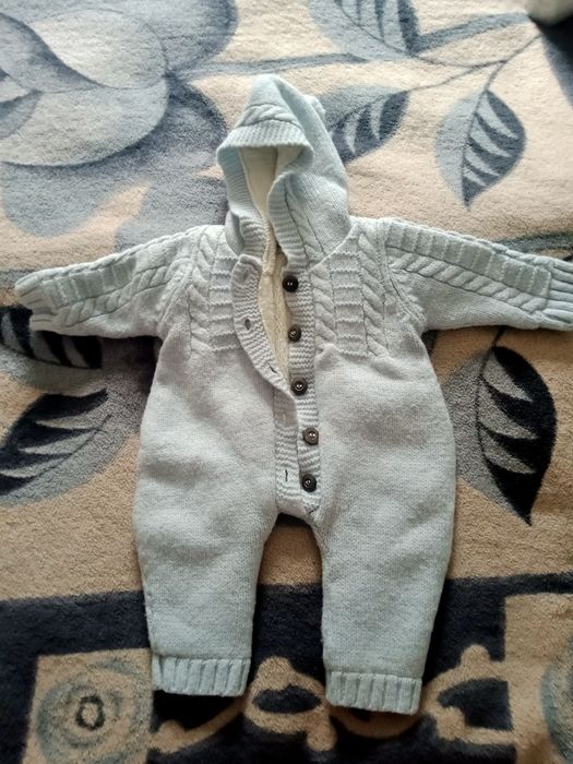 Вязаный утеплённый комбинезон с капюшоном.