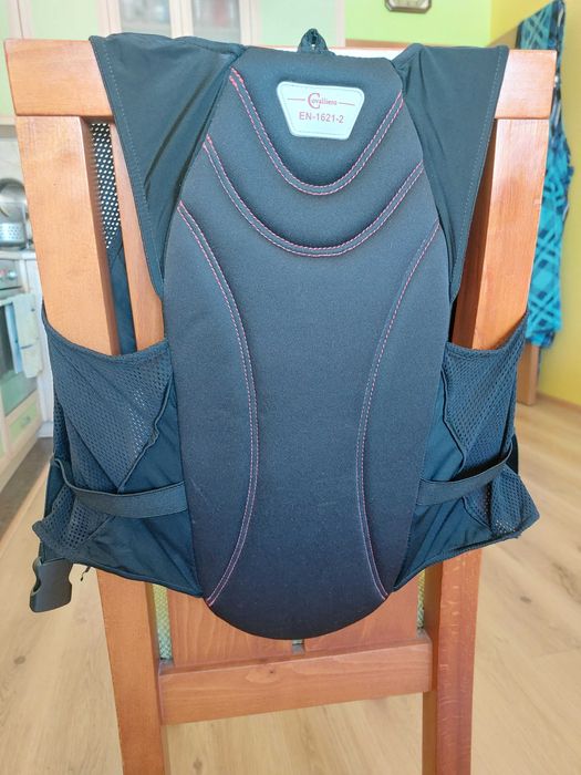 Продавам детски бричове ръкавици и протектор за езда,Тротинетки.