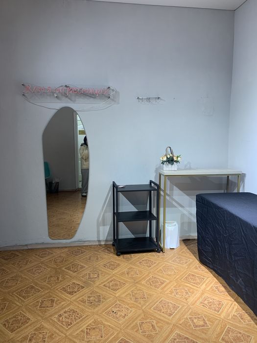 Продам кушетки зеркала для салона