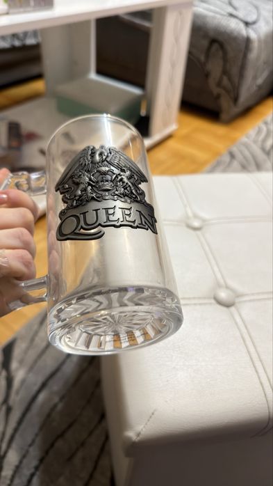 Халба с логото на групата Куийн