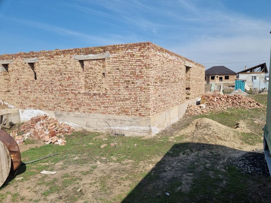 Продам не достроенный дом.