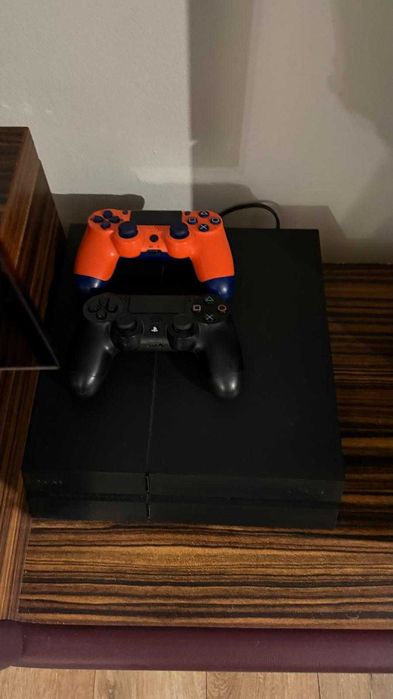 Consolă Sony PS4 + 2 Manete (DualShock 4)
