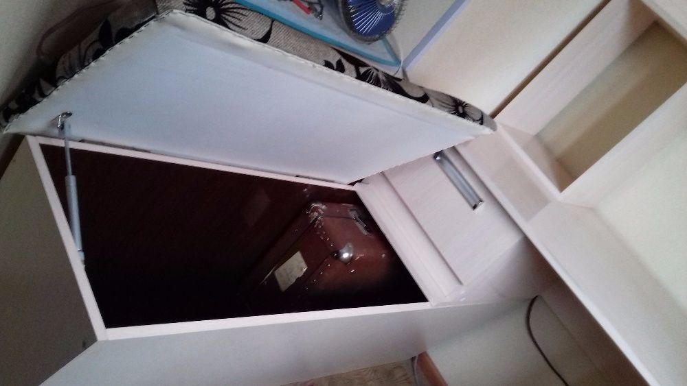 Стол-уголок для учёбы и досуга