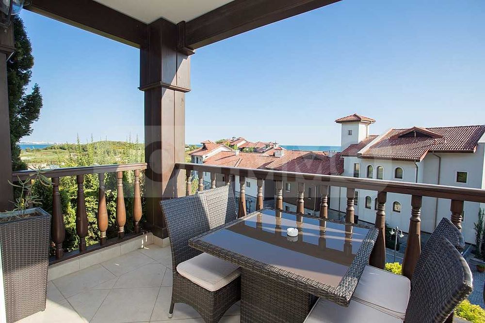 Двустаен апартамент в елитен голф комплекс Thracian Cliffs Golf Resort