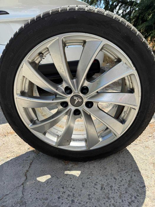 245 45 19 Зимни гуми NOKIAN