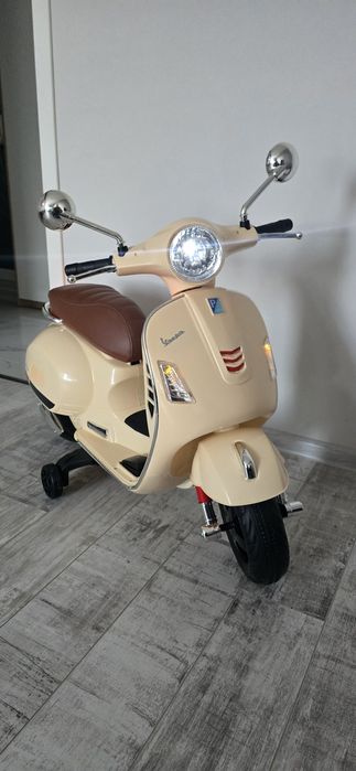 Акумулаторен мотоциклет Vespa 6V с фарове – в бежово-кафяв цвят