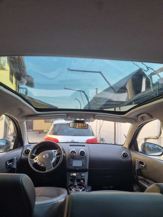 Vând Nissan Qashqai alb 5+2 130cp manuală!