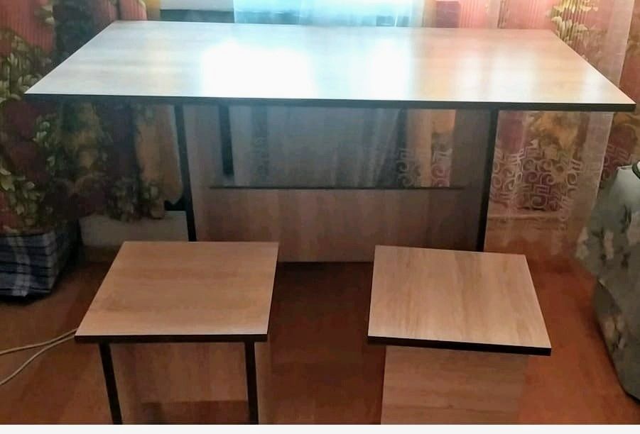 Продам стол+4 стульчика в отличном состоянии