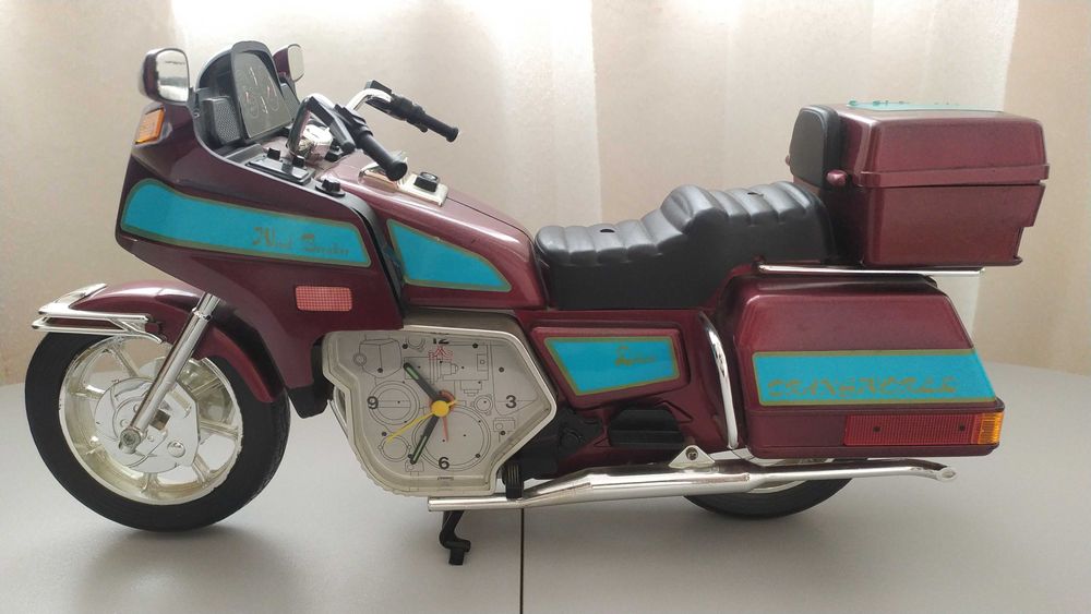 Настолен аналогов часовник във вид на мотор