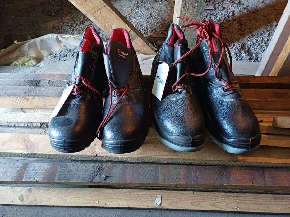 Рабочие ботинки  и резиновые сапоги