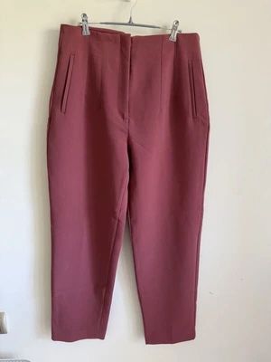 Емблематичен модел панталон ZARA