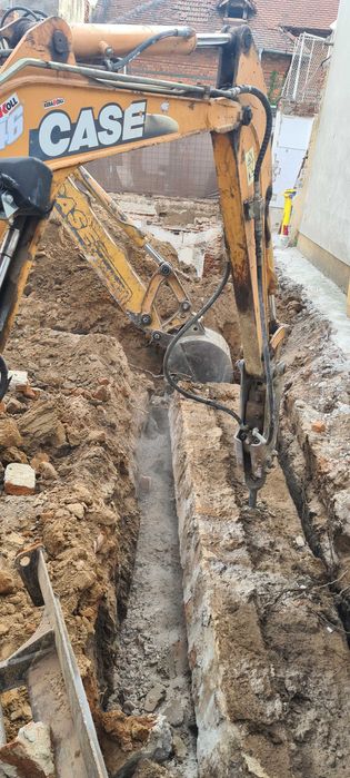 Demolari case vechi. Buldoexcavator picon, evacuare moloz Basculante