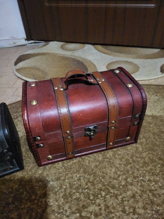 Vand doua cutii de bijuterii rustice noi