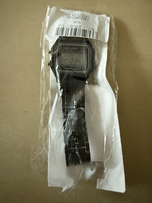 Електронен часовник чисто нов