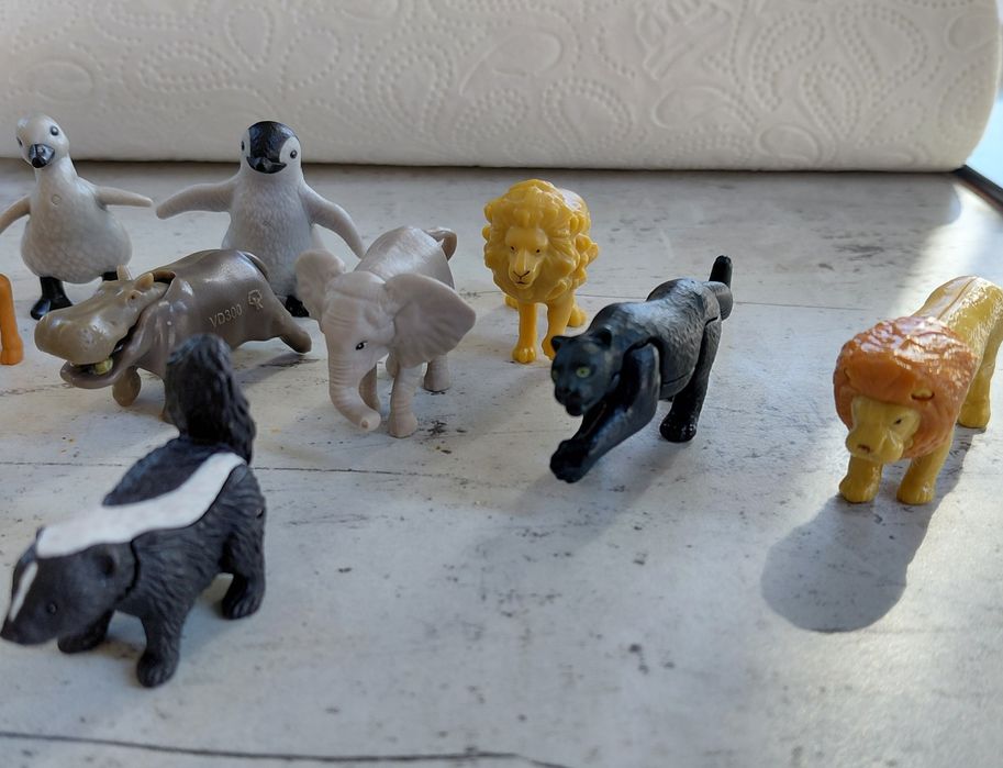 НОВИ Киндер, малки играчки - животни