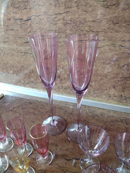 Антикварни ретро чаши от цветно стъкло