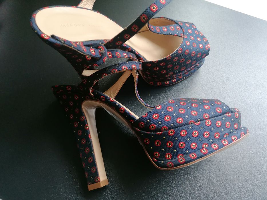 Sandale cu platforma