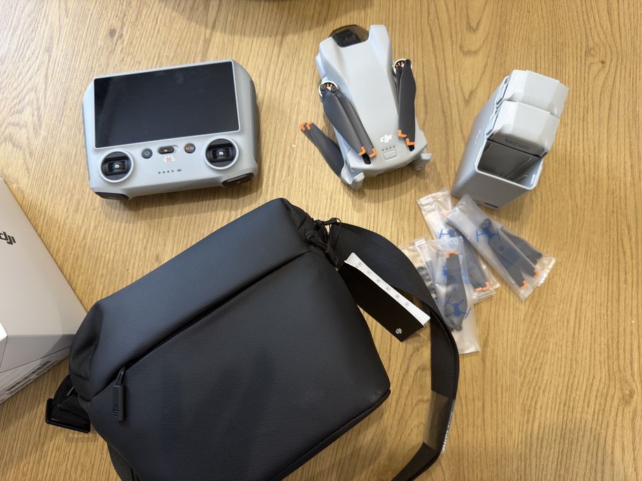 Дрон DJI Mini 3 Fly More Combo + Smart controller