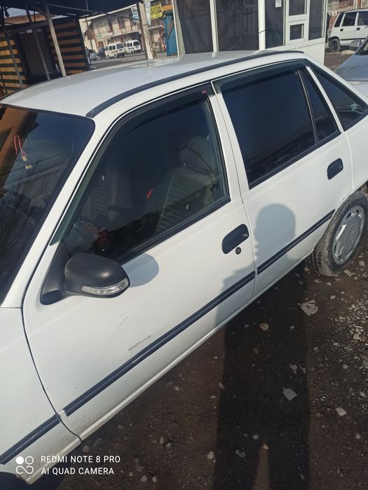 Kraskasi bor eshikda