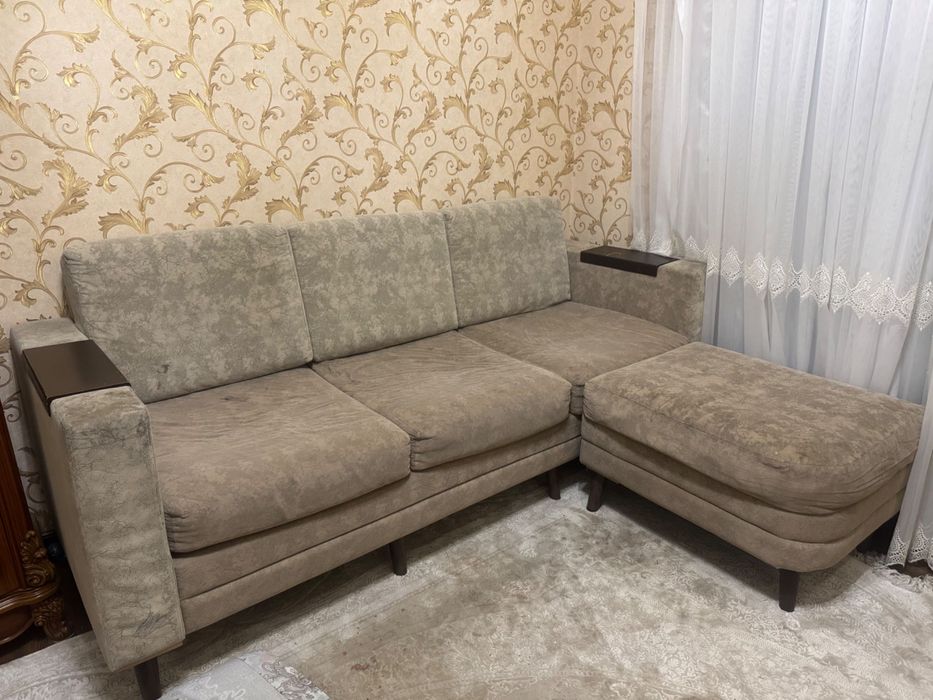 Угловой дивана в хорошем состоянии размер: 230x90 с пуфиком