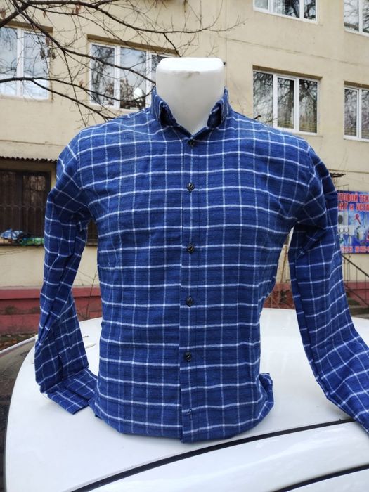 Арзон нархларда куйлаклар сотилади