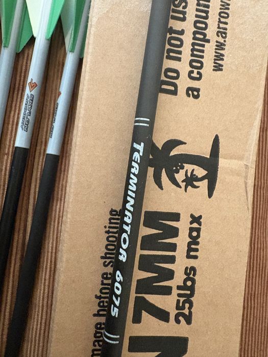 Продавам 14 броя стрели за лък