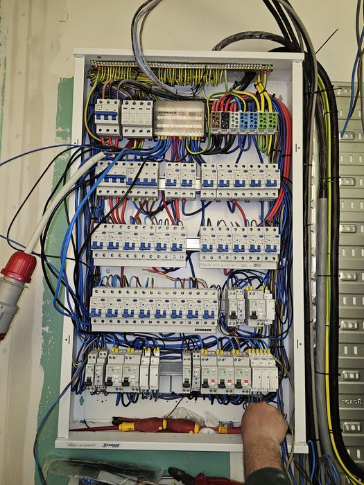 Electrician autorizat - instalații electrice complete