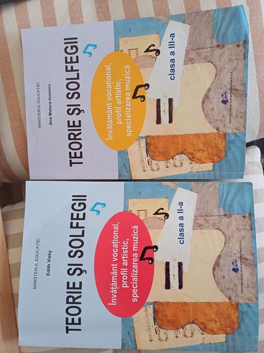 Chitara cu husa, suport de picior și suport partitura, ca noi