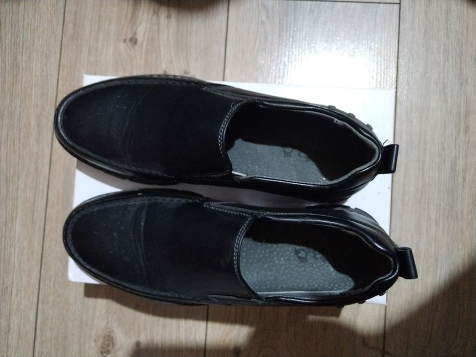 Пролам новую обувь  36р и 33 р