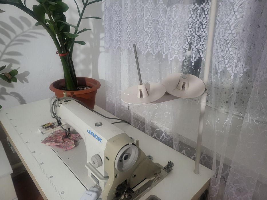 Продам швейную машину