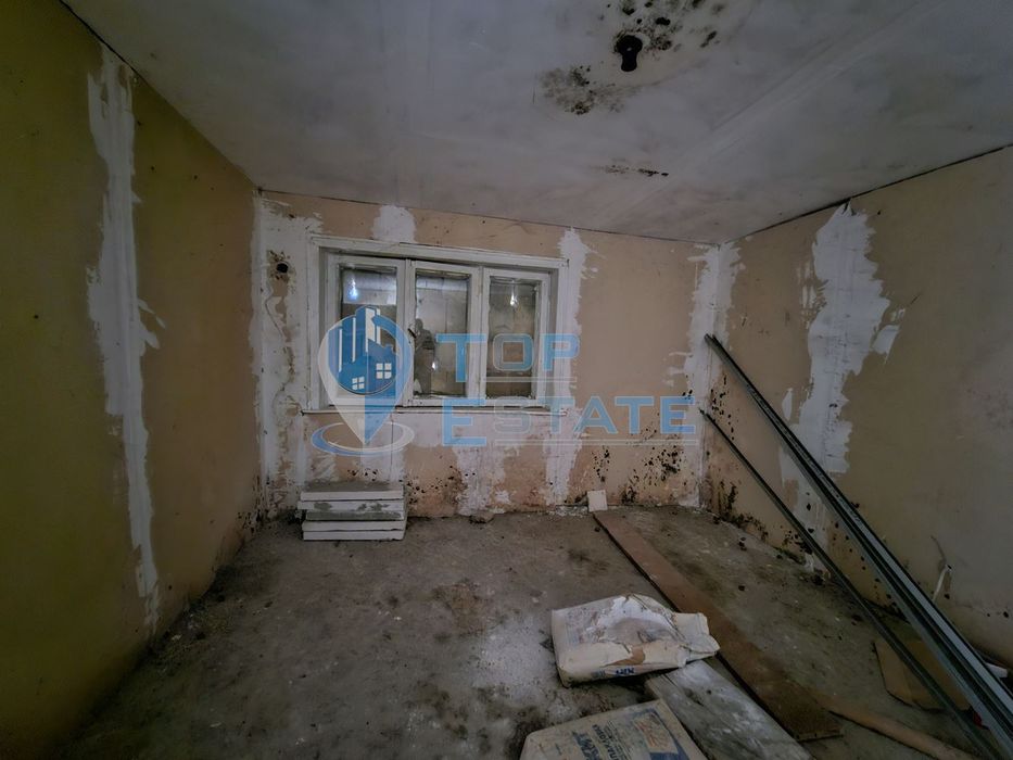 Тухлена къща с кладенец и голям двор в село Павел