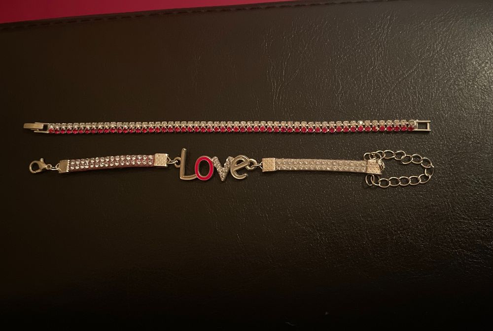 Луксозни блестящи гривни с камъни сребрити и червени2бр комплект КЛАСА