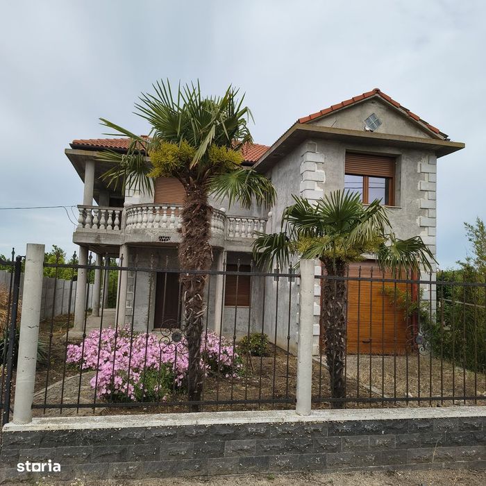 Casă de vânzare în cărămidă garaj, curte